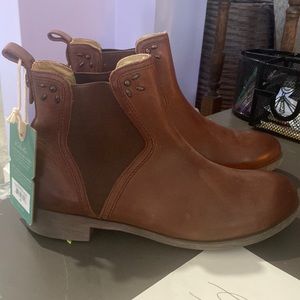 NWT brown leather Olukai boots - size 7